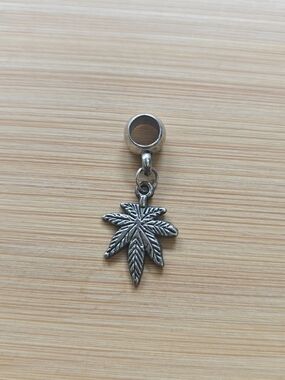 Silver Hemp Plant Leaf Charm/Pendant - Pandora Bracelet Compatible
